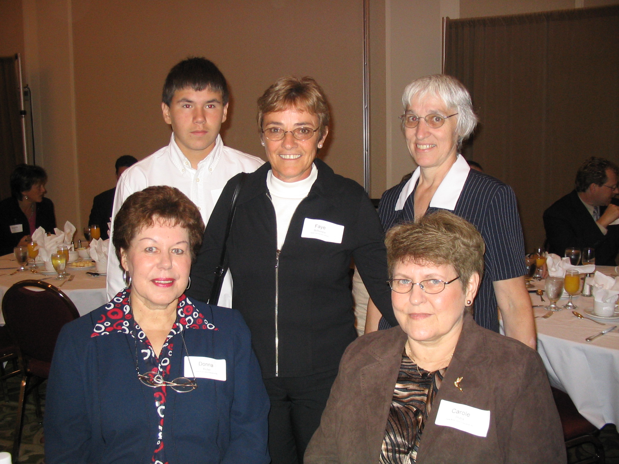 Faye (au centre), entourée de sa famille, de ses amis et du personnel du Centre d’apprentissage pour adultes à Swan River