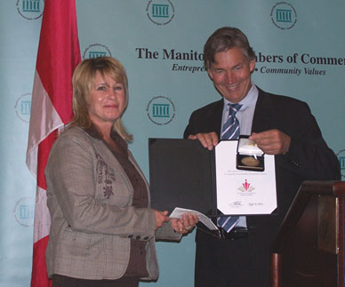 Norine Moar et le premier ministre Gary Doer
