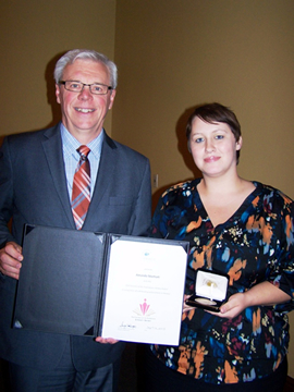 Le premier ministre Selinger et Amanda Morhard