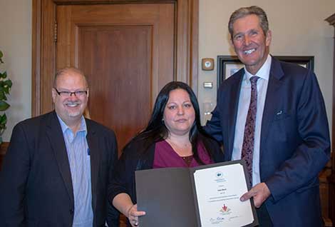 L’honorable Kelvin Goertzen, ministre de l’Éducation et de la Formation professionnelle ; Julie Black ; et l’honorable Brian Pallister, premier ministre du Manitoba