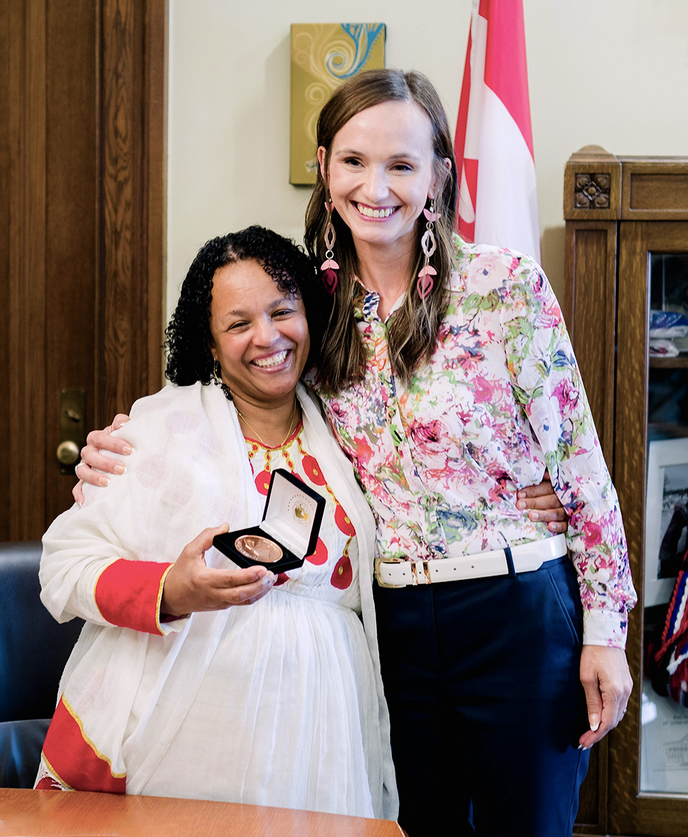 Ayni Ahmed, récipiendaire du Manitoba du Prix d’alphabétisation du Conseil de la fédération 2024, et Renée Cable, ministre de l’Enseignement postsecondaire et de la Formation professionnelle du Manitoba