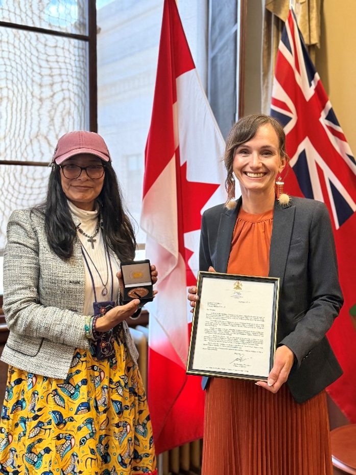 Madeline Harper, récipiendaire du Manitoba du Prix d’alphabétisation du Conseil de la fédération 2026, et Renée Cable, ministre de l’Enseignement postsecondaire et de la Formation professionnelle du Manitoba