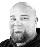 Mike Johnston – Nakshin Gsha Mskokmigas Bzhiki Inini (Homme bison rouge fort du clan de l'Aigle)