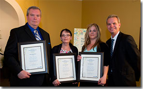 Photo de Mme Melanie Cote, Mme Janet Hammersley et M. Gordon Patton