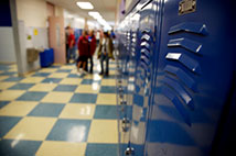 Casiers scolaires dans le couloir