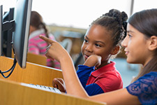 Deux filles dans la bibliothèque